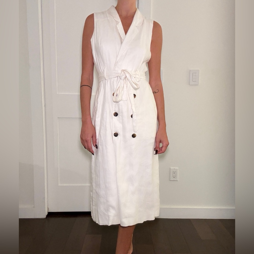 Elegant White Sleeveless Dress